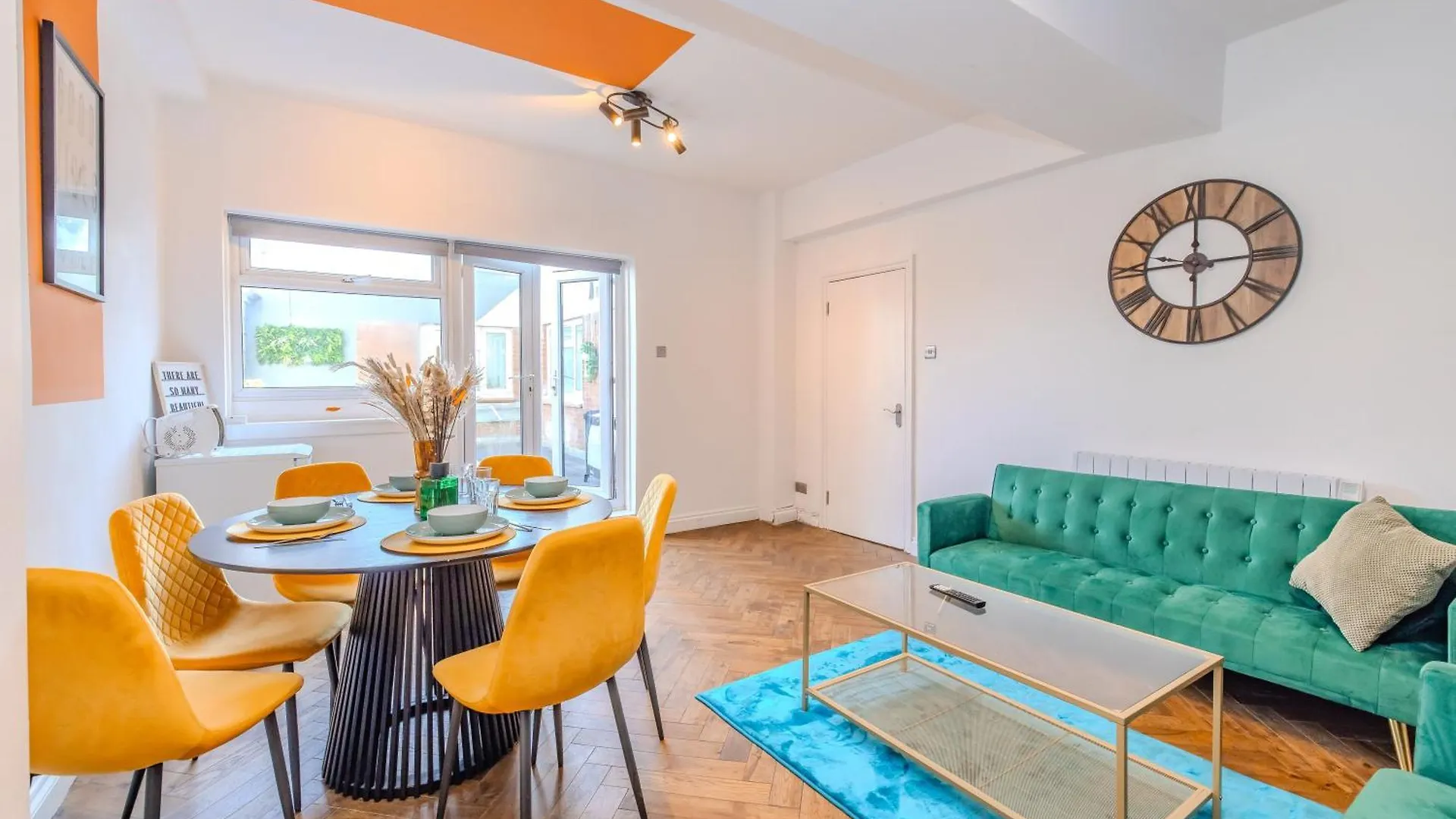 Super Central 2 Bedroom Flat Next To Brighton Beach & Shopping Center