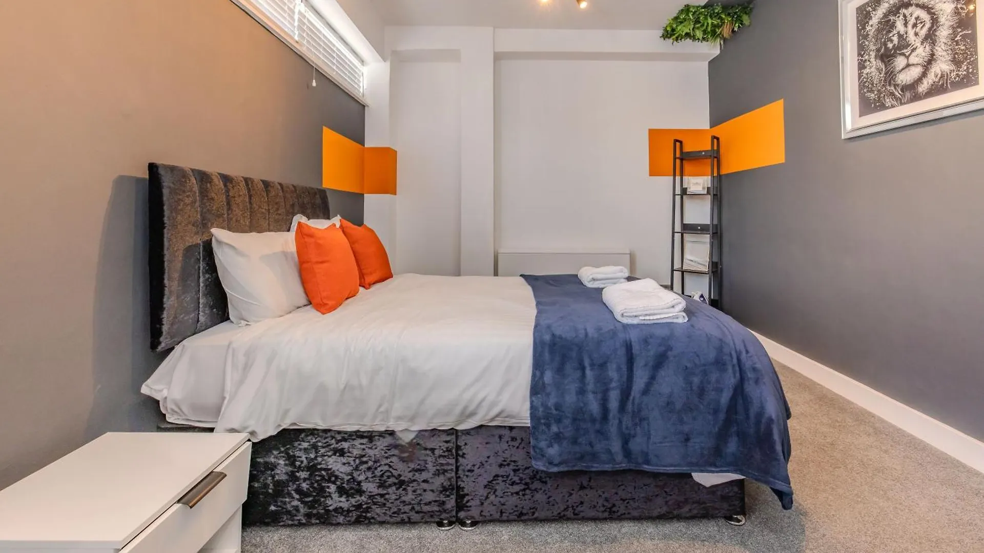Super Central 2 Bedroom Flat Next To Brighton Beach & Shopping Center