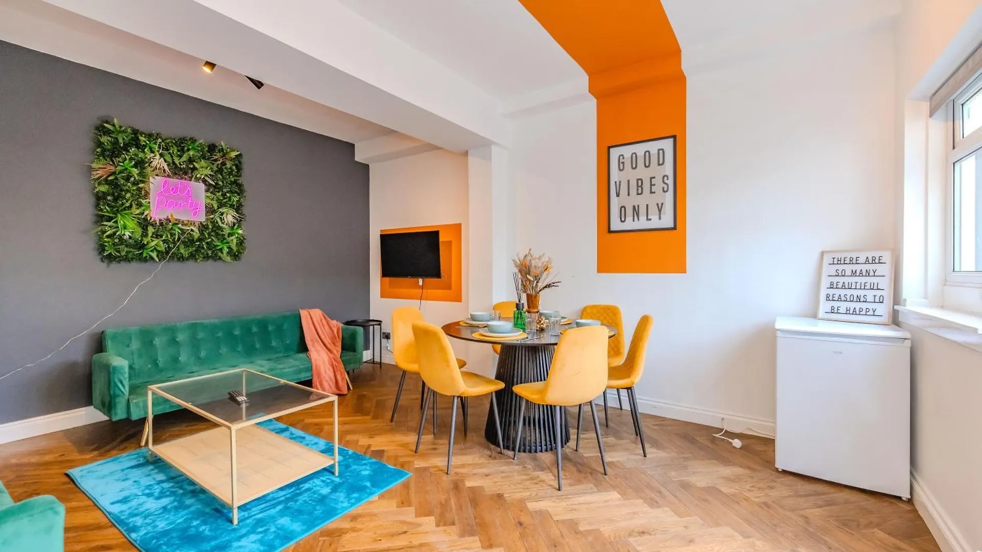 Super Central 2 Bedroom Flat Next To Brighton Beach & Shopping Center